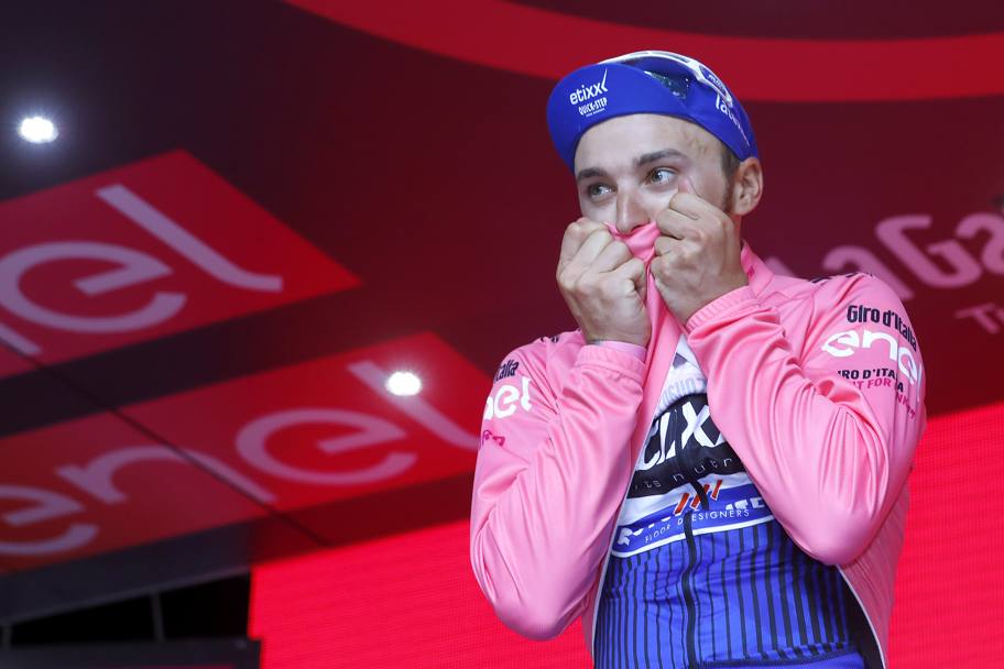 Impensabile ma meritata: Gianluca Brambilla, 28 anni, bacia la maglia rosa conquistata dopo la splendida vittoria di Arezzo nell&#39;ottava tappa del Giro d&#39;Italia. Bettini